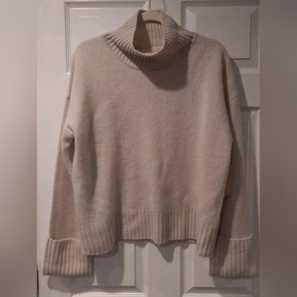 NWT Halston Women's 100% 2 Ply Cashmere Sweater Beige Tan Oversized Medium/Small - Picture 2 of 7